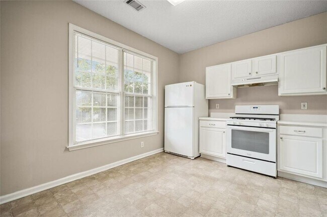 Building Photo - 14 Highoak Dr