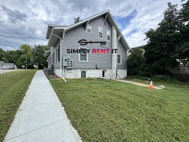 Building Photo - Renovated 2 Bedroom, 2 Bathroom on Campus! Available Jan. 1st!