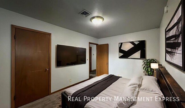 Building Photo - 1 Month Free Rent; 2 Bedroom Apartment loc...