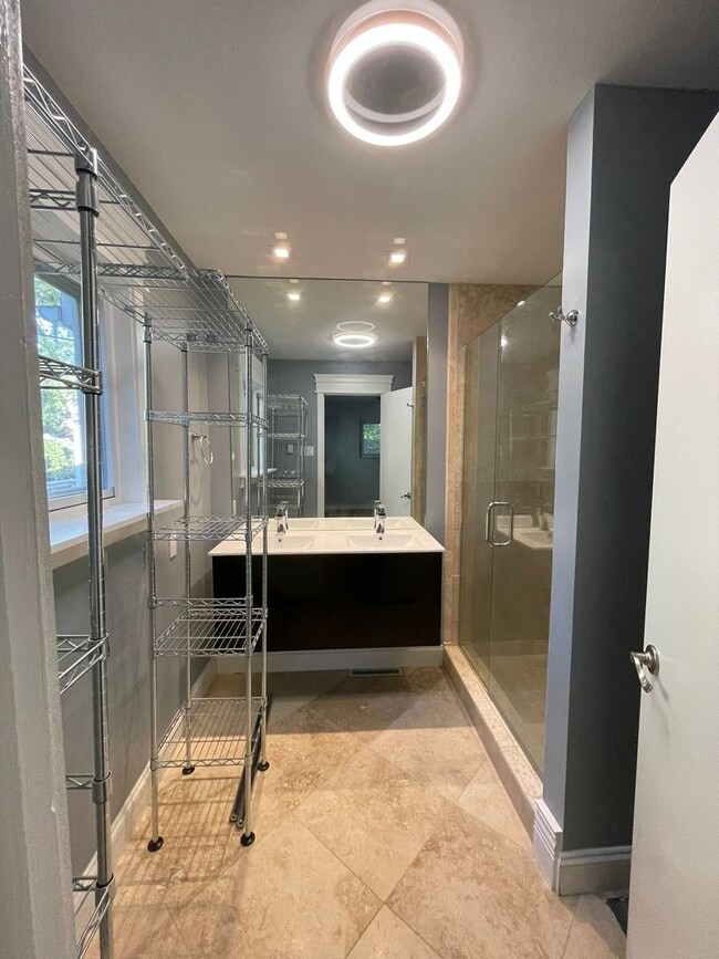 Building Photo - Beautiful Three Bedroom Home