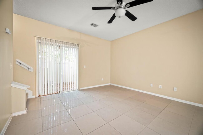Building Photo - Cozy condo with garage