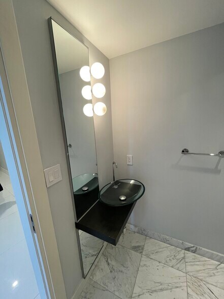 Building Photo - 200 Biscayne Boulevard Way