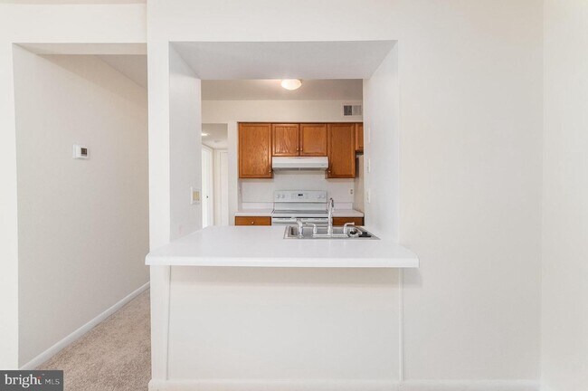 Building Photo - 5805 Royal Ridge Dr