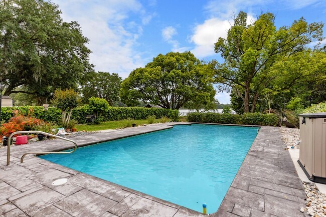 Building Photo - Welcome to your Pool/Lake Home!