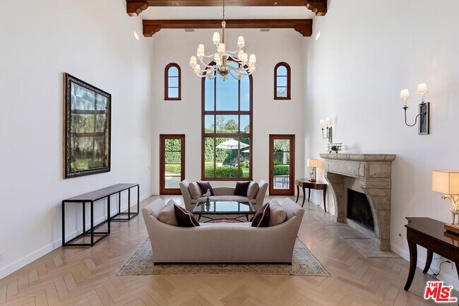 Building Photo - 2134 La Mesa Dr