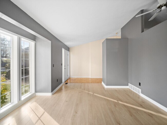 Building Photo - Spacious Home with Fenced Yard & Garage – ...