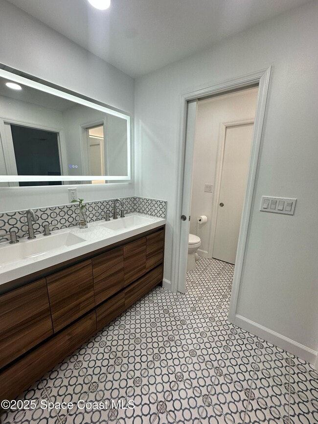 Building Photo - 302 W Osceola Ln