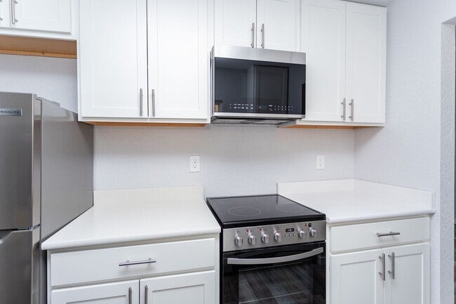 Building Photo - Charming Updated Cottage – 2 Bed, 1 Bath!!