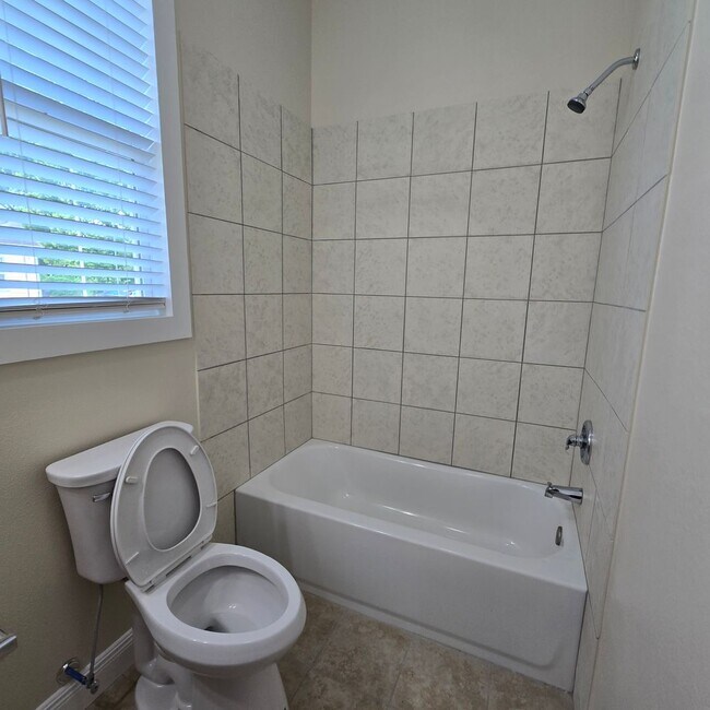 Building Photo - 1818B Elvin Dr