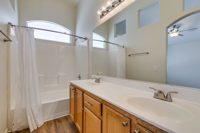 Building Photo - 3-Bedroom Home with Upgraded Cooling & Gre...