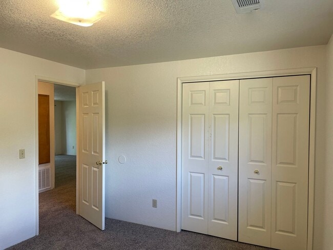 Building Photo - Very Nice 2 Bedroom 1 Bath Duplex in Grant...