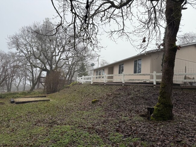 Building Photo - Rural House in the outskirts of Eagle Point