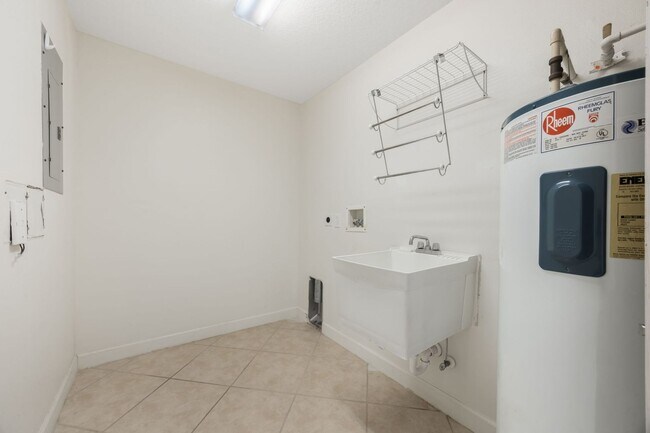 Building Photo - New Rental!