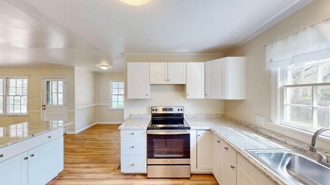 Building Photo - 6821 View Way Dr