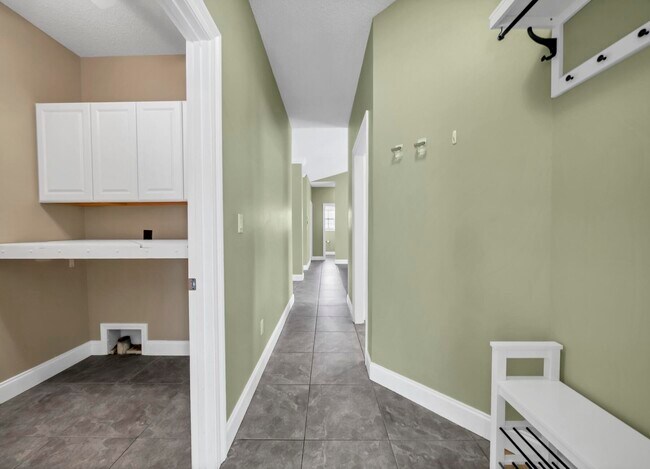 Building Photo - 4469 Parkwood Square
