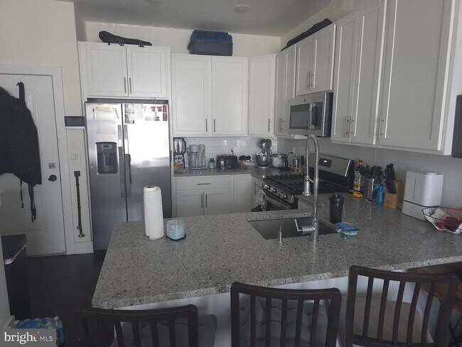 Building Photo - 512 W Montgomery Ave