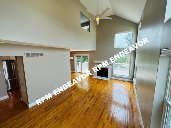 Building Photo - Beautiful 3BR/2.5BA Rental with Garage, Fe...