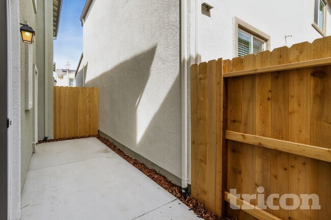 Building Photo - 817 Chisel Ville Ln