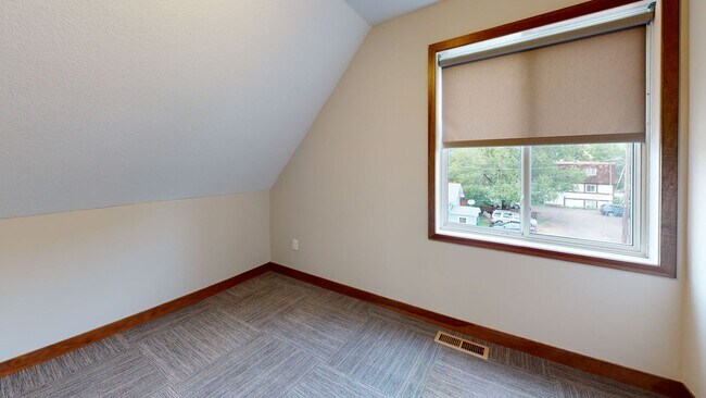 Building Photo - 1107 7th St SE