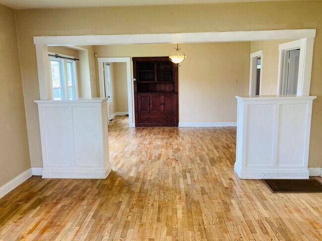 Building Photo - Charming Bungalow Near Downtown