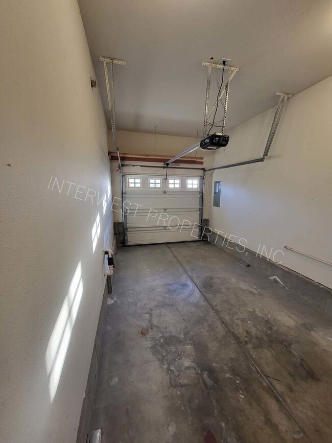 Building Photo - *1/2 OFF 1ST MONTH'S RENT PROMO* 3 Bed NE ...