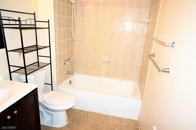 Building Photo - 102 Hemlock Hill