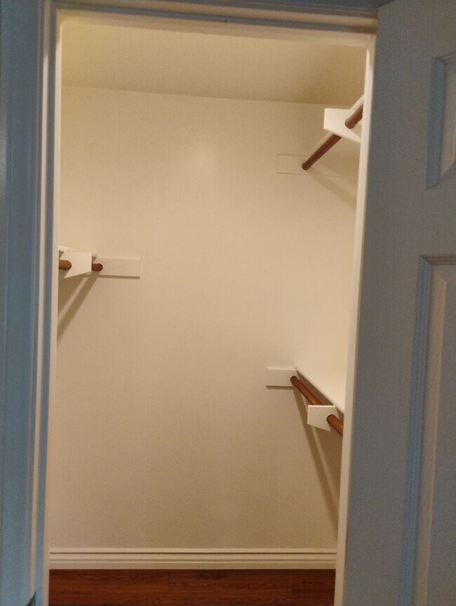 Building Photo - Like new 4 BR/3 Full Baths