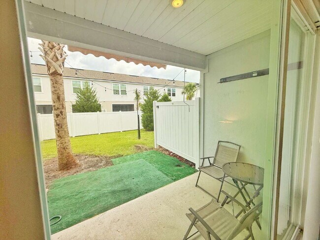 Building Photo - Furnished Townhome conveniently located!