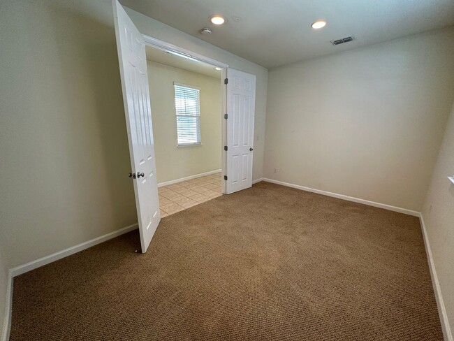 Building Photo - Beautiful 5 Bedroom, 3 Bath Mountain House...