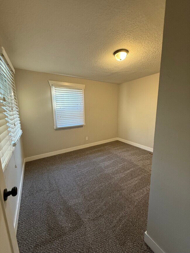 Building Photo - 807 S McClelland St