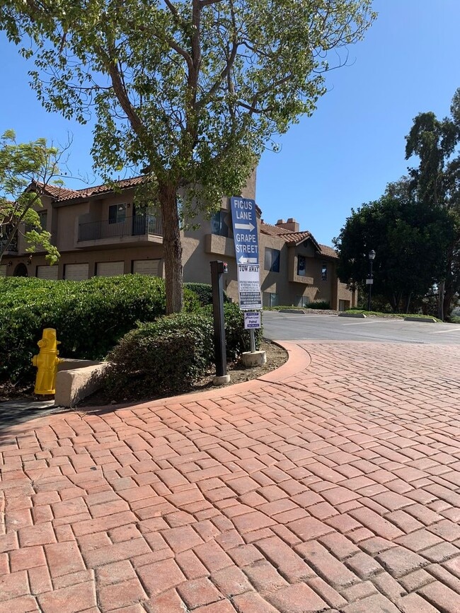 Building Photo - Won't last! Spacious 1 bd/1 bath with deta...