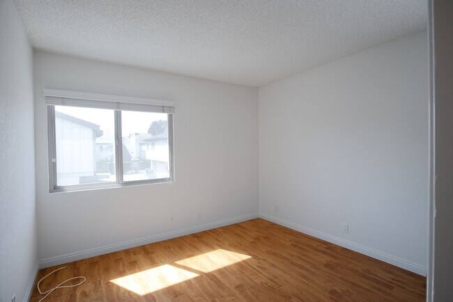 Building Photo - Harborwalk Marina Villa | 3 Bed, 2.5 Bath | Channel Islands Harbor | Beach Close