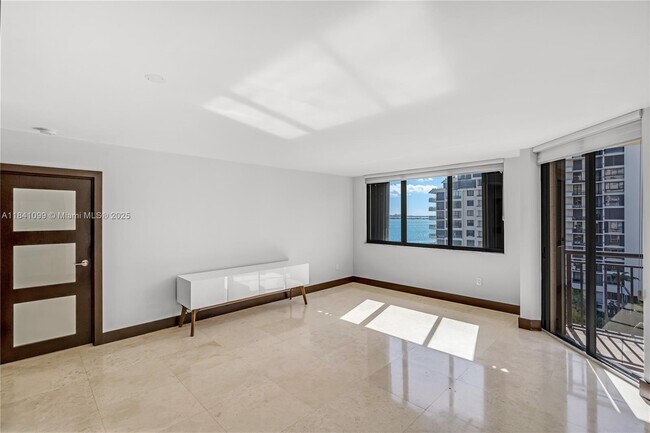 Building Photo - 540 Brickell Key Dr