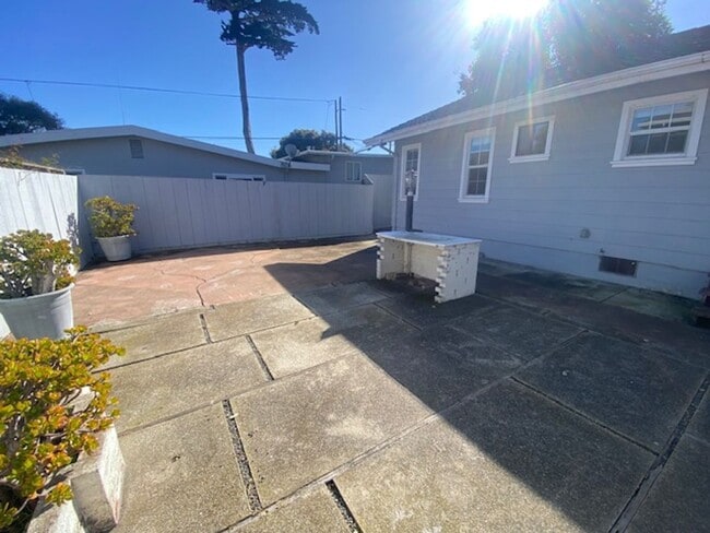 Building Photo - Inviting Pacific Grove Home!