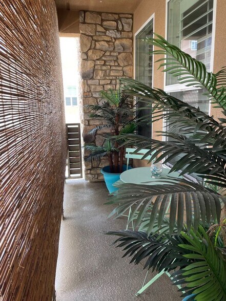 Building Photo - 16 Compass Ct