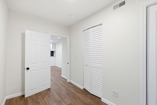 Building Photo - Fully Updated 2-Bed with Modern Finishes