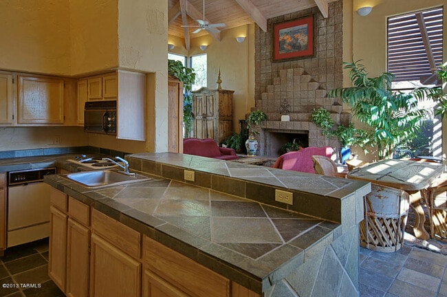 Building Photo - 6655 N Canyon Crest Dr