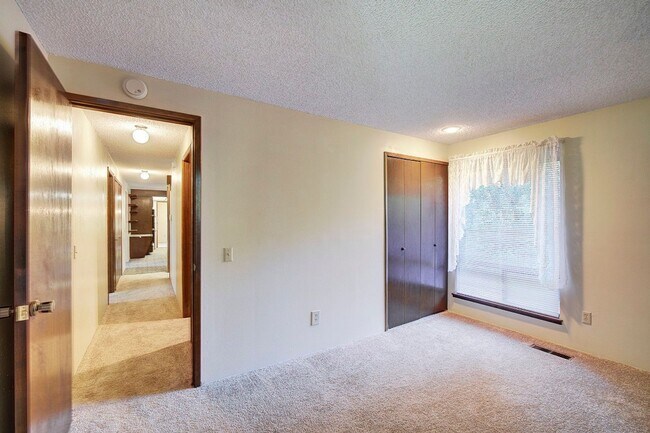 Building Photo - 3Bd/2.75Ba Maple Valley House