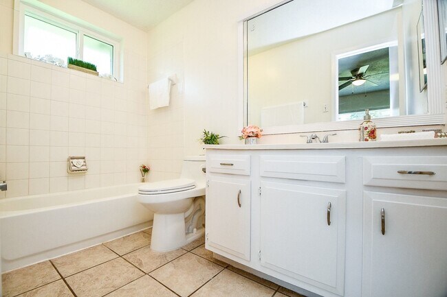 Building Photo - 16823 Cobble Ridge Dr