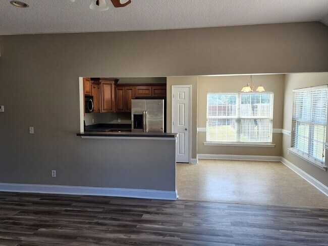 Building Photo - 114 Miller St NE