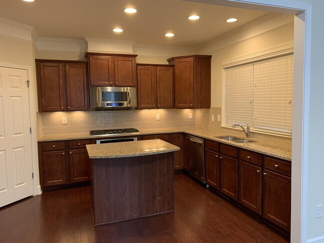 Building Photo - 2562 Sibley Dr