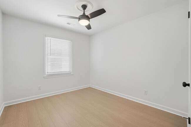 Building Photo - Beautifully Renovated 3-Bedroom with Fence...