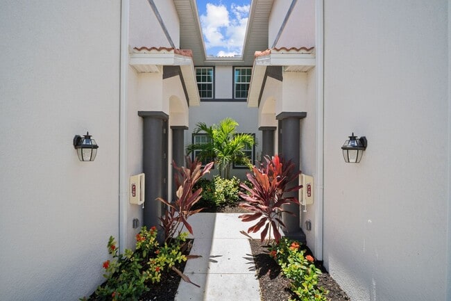 Building Photo - Stunning property, newer construction 3 sp...
