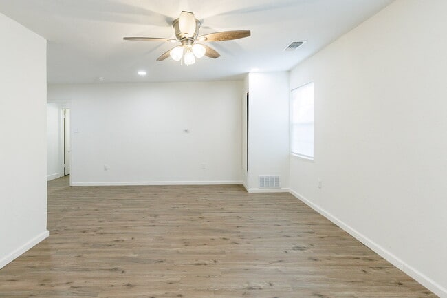 Building Photo - Newly Remodeled Duplex with Modern Touches...