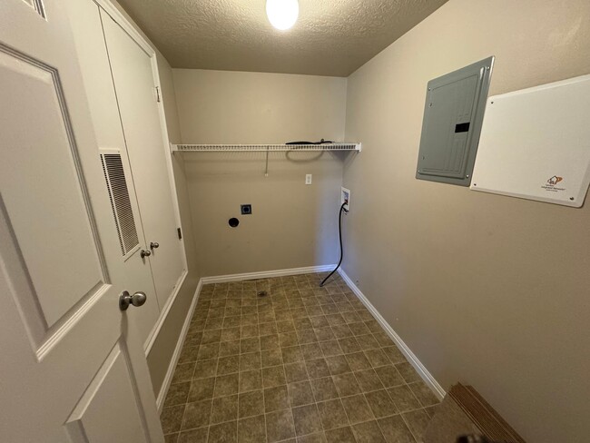 Building Photo - Ground level 3 bedroom 2 bath in Lehi!