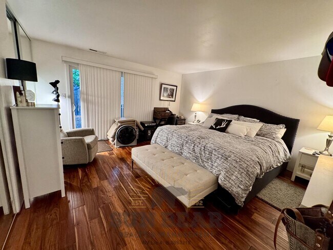 Building Photo - Beautiful furnished 3 bedroom! Great Location!