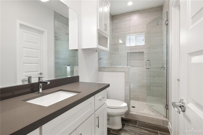 Building Photo - 30 Violet Ave W