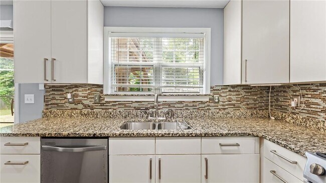 Building Photo - 450 Manor Glen Dr