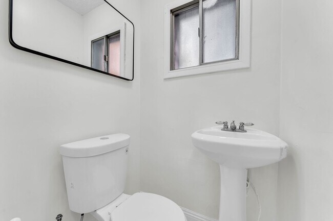 Building Photo - Beautiful Home in the Heart of Cleveland H...