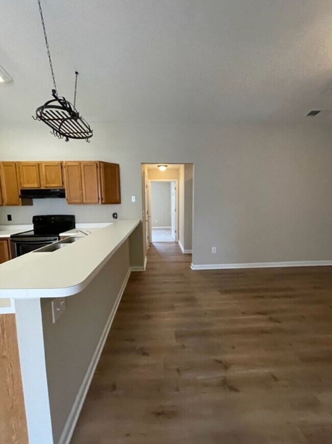 Building Photo - South Knoxville, 2 bedroom condo, 2 car garage Text or Call Debra Johnson 865-591-8281